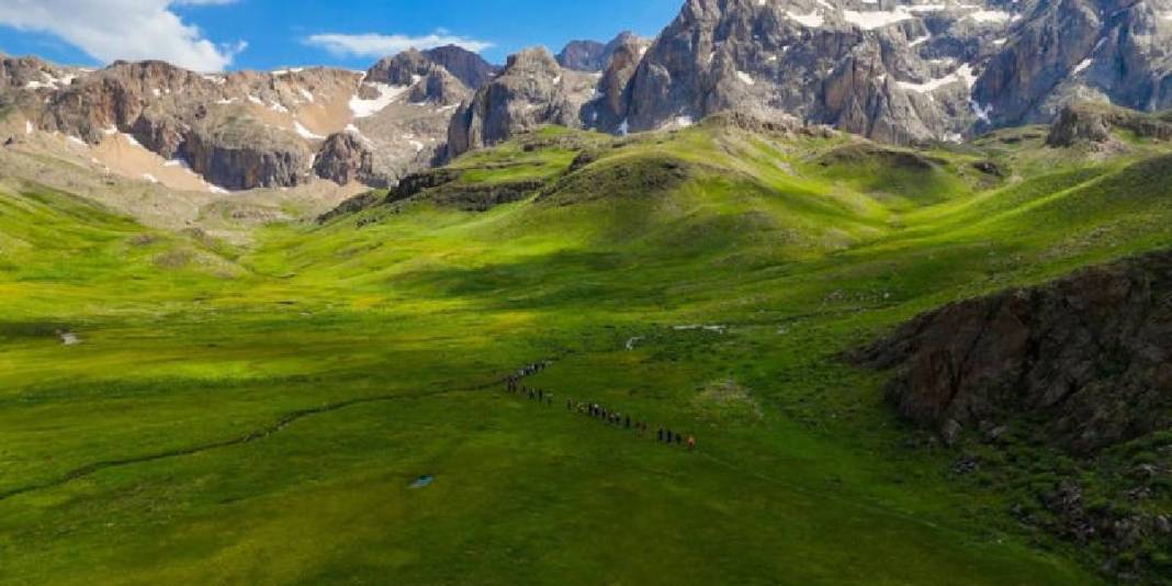 Kartpostal gibi dursa da gerçek! Erzincan’ın 2.500 rakımlık yaylası göz kamaştırıyor 1